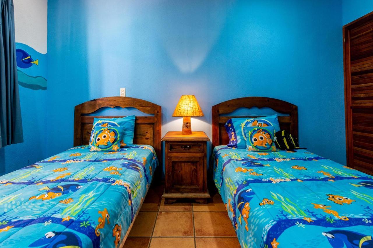 פלאיה פלמינגו Warm Interiors And Orange Hues On Ground Floor In Front Of Beach חדר תמונה